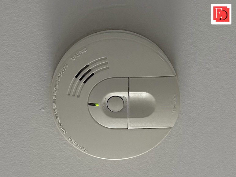 Advantages of Using Robust Hardwired Smoke Detectors: