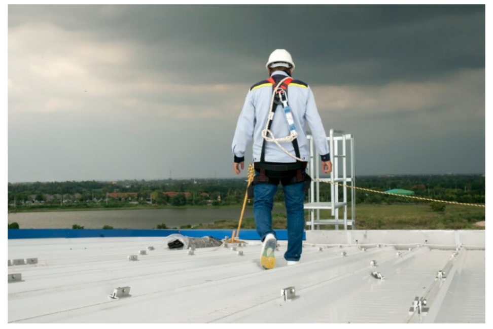 4 Best Practices for Commercial Roof Maintenance 